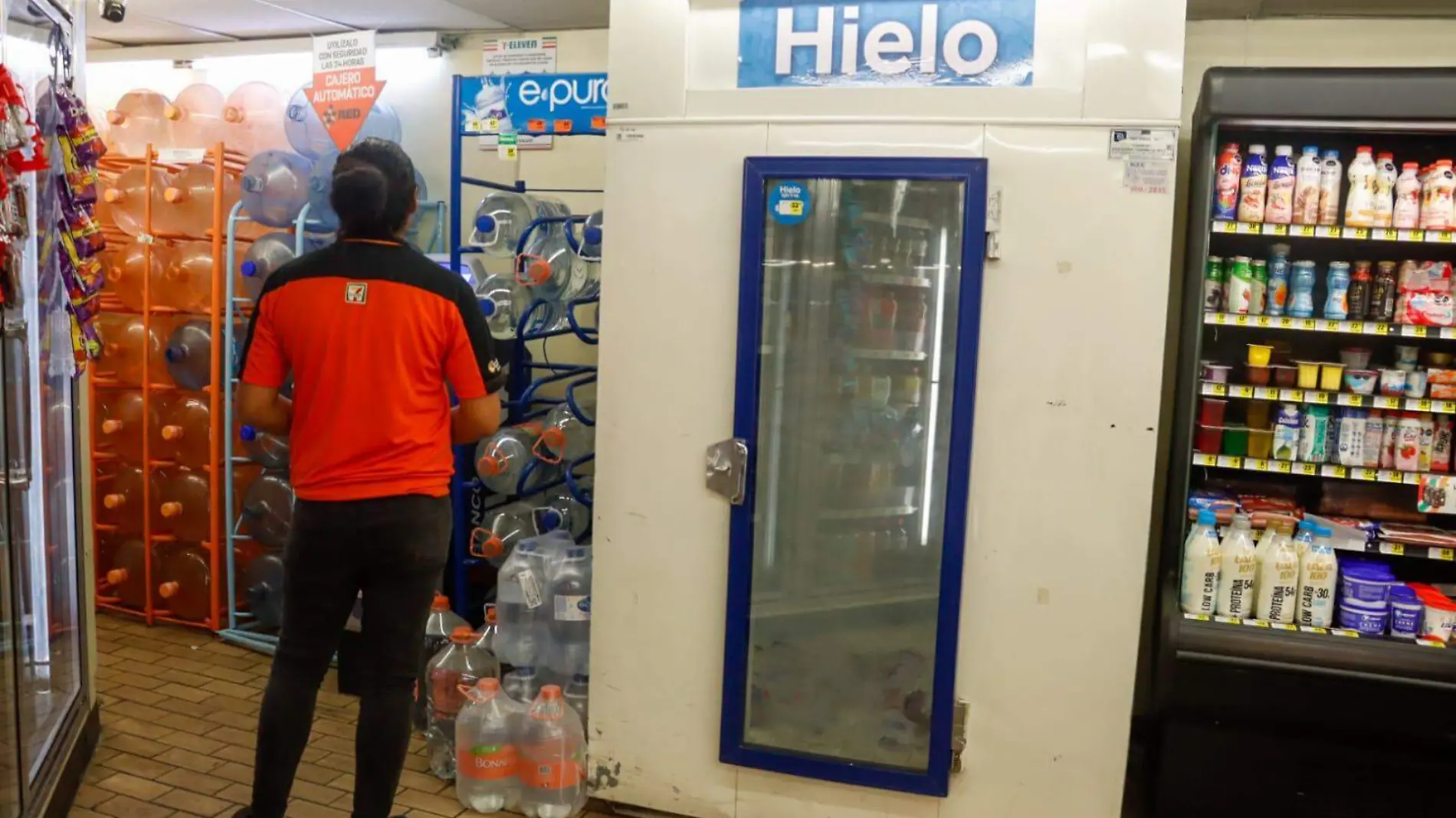 Escasez de hielo en tiendas de autoservicio en Seve7 ubicado en la calle de Génova col. Juárez. Fotos Romina Solis (6)